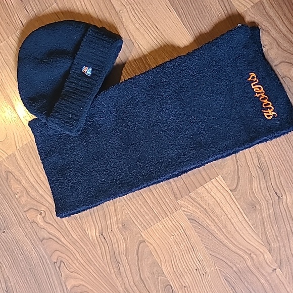 Hooters black unisex scarf and beanie set - Picture 3 of 14